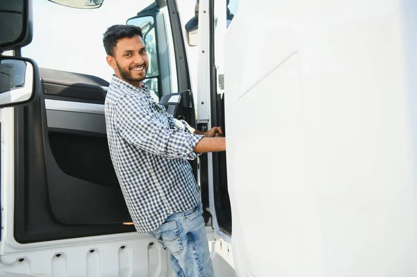 Profesjonalny Indyjski Kierowca Ciężarówki Wsiada Jego Ciężarówki Długi Pojazd Kochał — Zdjęcie stockowe