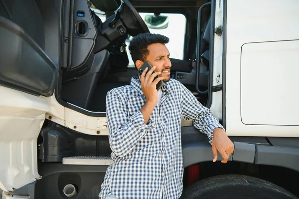Młody Indyjski Kierowca Ciężarówki Pojęcie Drogowego Transportu Towarowego — Zdjęcie stockowe