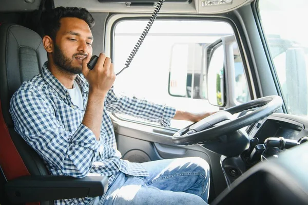 Menggunakan Radio Sopir Truk Muda Adalah Dengan Kendaraannya Pada Siang — Stok Foto