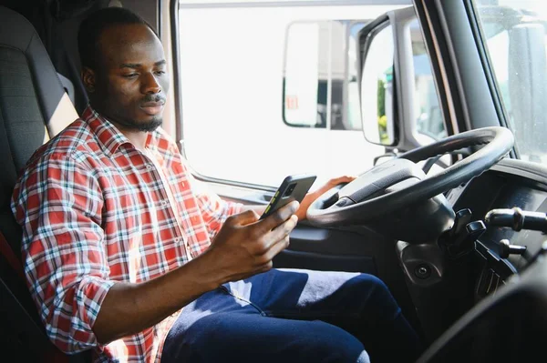 Muda Afrika American Sopir Truk Menggunakan Ponsel Saat Mengemudi Kendaraan — Stok Foto