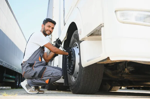 Indian Mechanic Schroeft Wiel Truck Pneumatische Moersleutel — Stockfoto