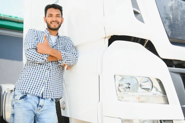 Молодий Індійський Чоловік Стоїть Перед Своєю Вантажівкою — стокове фото