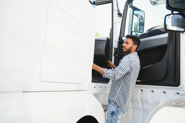Професійний Індійський Водій Вантажівки Їжджає Свою Вантажівку Любить Свою Роботу — стокове фото