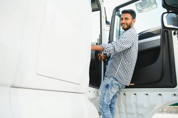 Profesjonalny Indyjski Kierowca Ciężarówki Wsiada Jego Ciężarówki Długi Pojazd Kochał — Zdjęcie stockowe