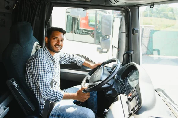 Щасливий Професійний Водій Вантажівки Керує Своєю Вантажівкою Копіювати Простір — стокове фото