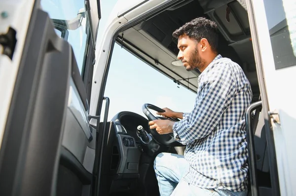 Szczęśliwy Zawodowy Kierowca Ciężarówki Prowadzi Swoją Ciężarówkę Przestrzeń Kopiowania — Zdjęcie stockowe