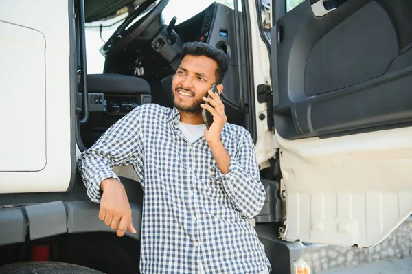 Індійський Водій Вантажівки Який Обслуговує Клієнта Телефону — стокове фото