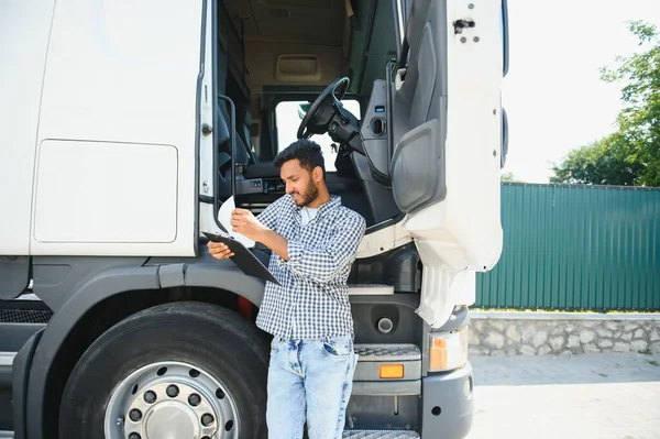 Logistik Mobil Pengiriman Dan Pria Dengan Dokumen Papan Klip Atau — Stok Foto