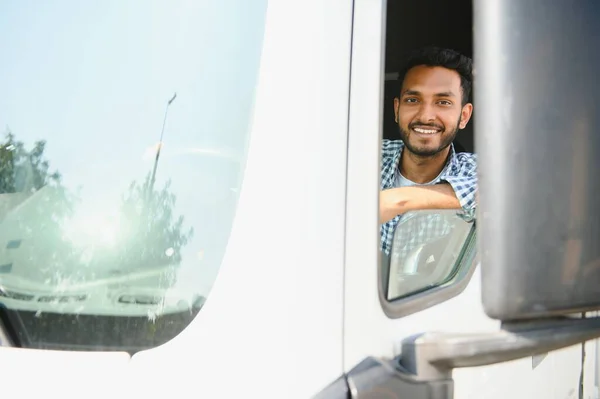 Młody Indyjski Kierowca Ciężarówki Siedzi Kierownicą Kabinie — Zdjęcie stockowe