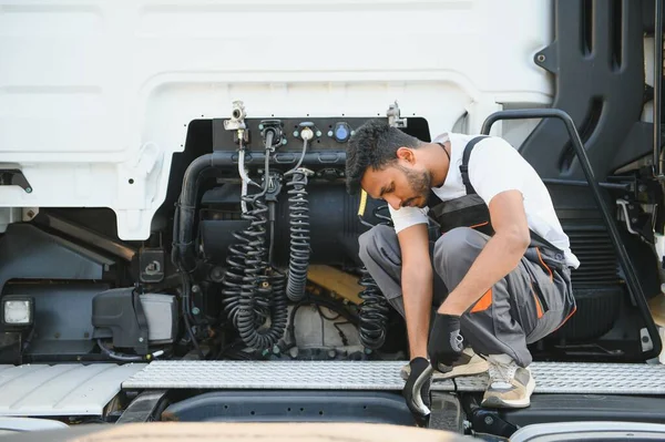 Indisk Mekaniker Som Reparerar Lastbilen — Stockfoto