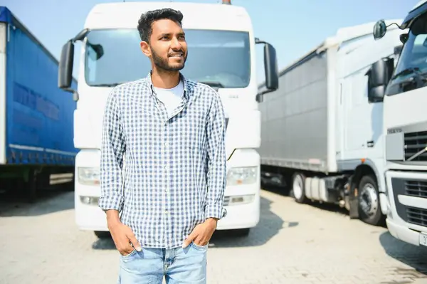 彼のトラックのそばに立っている若いインド人男性 貨物輸送の概念 ロイヤリティフリーのストック写真