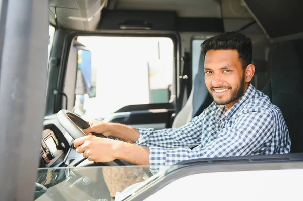 Porträt Eines Indischen Lkw Fahrers lizenzfreie Stockbilder