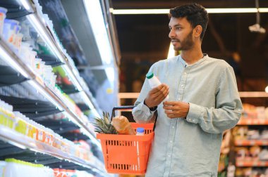 Marketteki Hintli erkek portresi. Pozitif tavırlı..