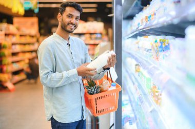 Markette ya da süpermarkette genç ve mutlu Hintlinin portresi