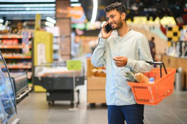 Marketten Hintli bir adamın portresi. Bir süpermarkette ev almak..