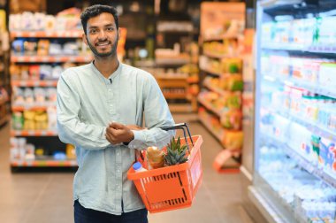 Markette ya da süpermarkette genç ve mutlu Hintlinin portresi