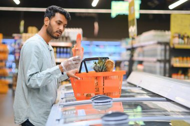 Markette ya da süpermarkette genç ve mutlu Hintlinin portresi