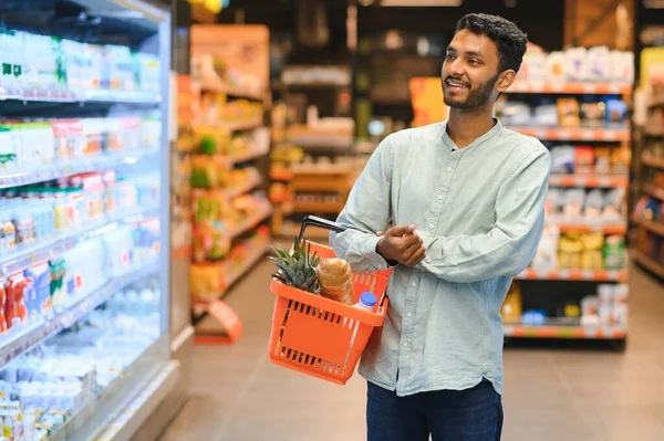 Man Grocery Store Products — Stock Photo, Image