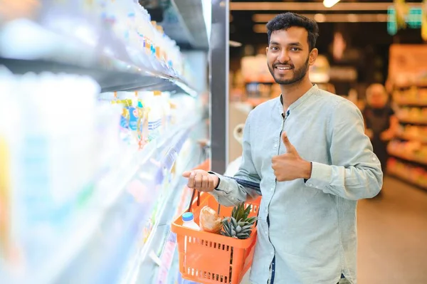 Man Grocery Store Products — Stock Photo, Image