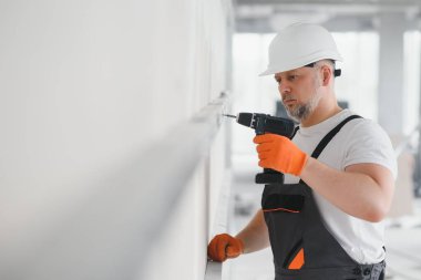 Alçıpan bölmesi için metal profil çerçevesini duvara bağlayın.