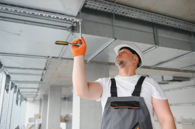 hvac hizmetleri - işçiler ofise havalandırma ve havalandırma için boru sistemi kurdular