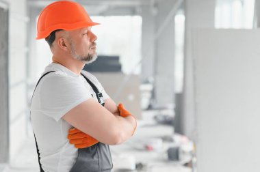 İnşaat alanında çalışan bir inşaatçının portresi..