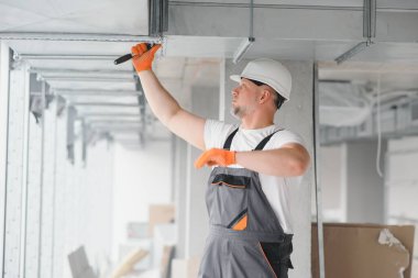 hvac hizmetleri - işçiler ofise havalandırma ve havalandırma için boru sistemi kurdular