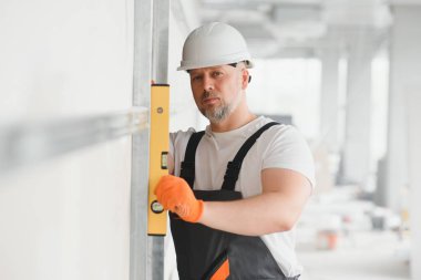 Alçıpanla aynı seviyede, iç alçıpan var. Tavan arası yenilenmesi.