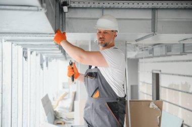 hvac hizmetleri - işçiler ofise havalandırma ve havalandırma için boru sistemi kurdular