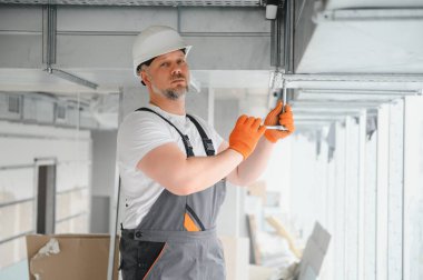 hvac hizmetleri - işçiler ofise havalandırma ve havalandırma için boru sistemi kurdular