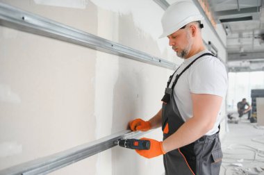 İşçi sıva bir duvar kurar.