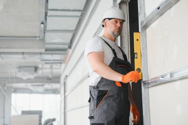 Alçıpan bölmesi için metal profil çerçevesini duvara bağlayın.