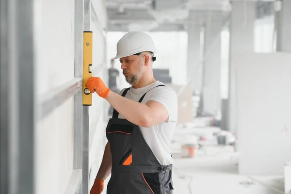 Homem Segurando Nível Contra Gesso Drywall Interior Renovação Sótão — Fotografia de Stock
