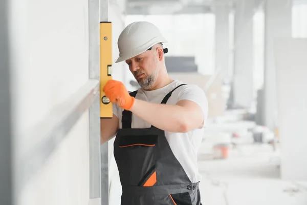 Homem Segurando Nível Contra Gesso Drywall Interior Renovação Sótão — Fotografia de Stock