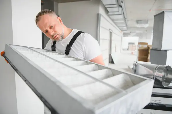Travailleur Tenant Filtre Air Pour Installation Dans Système Ventilation Bureau — Photo