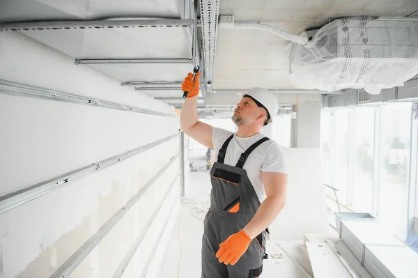 Hombre Reparador Maestro Cerca Tuberías Ventilación Instalación Ventilación Para Edificios — Foto de Stock