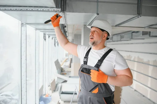 Man Sätter Upp Ventilationssystem Inomhus Manlig Arbetare Installerar Ventilationsrör Kontorsbyggnad — Stockfoto