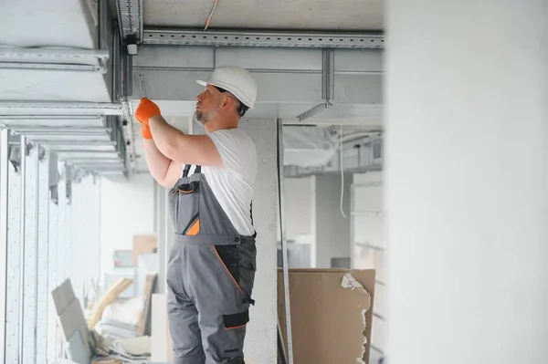 Hombre Instalando Sistema Ventilación Interior Trabajador Masculino Instala Tubos Ventilación — Foto de Stock