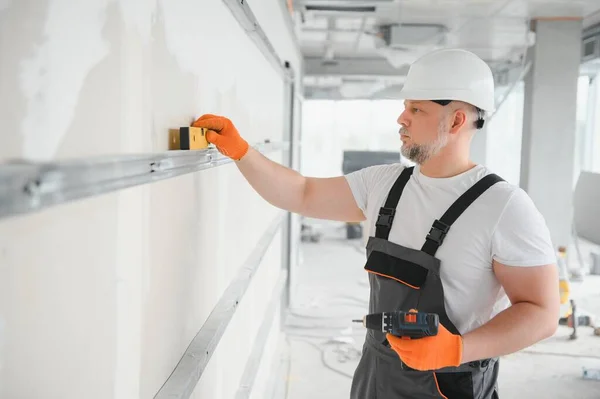 Homem Trabalhador Drywall Instalação Chapa Gesso Parede — Fotografia de Stock