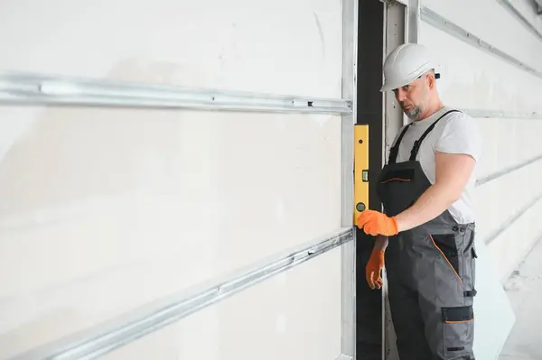 Hombre Nivel Retención Contra Placas Yeso Paneles Yeso Interiores Renovación — Foto de Stock