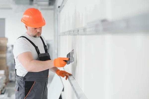 Trabalhador Homem Drywall Usando Espátula Para Gesso Colocando Estuque Parede — Fotografia de Stock