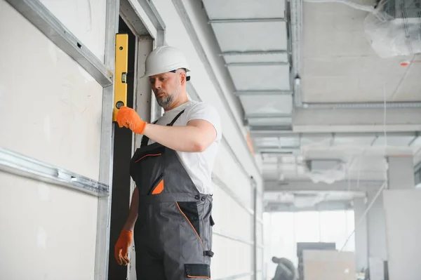 Trabalhador Homem Drywall Gesso Colocando Fita Malha Para Gesso Uma — Fotografia de Stock