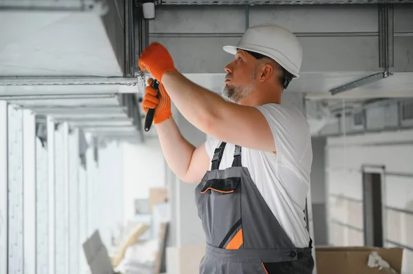 Hombre Reparador Maestro Cerca Tuberías Ventilación Instalación Ventilación Para Edificios — Foto de Stock