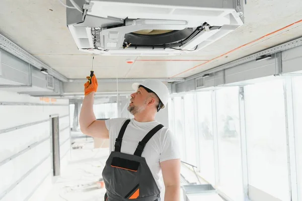 Männlicher Techniker Installiert Klimaanlage — Stockfoto