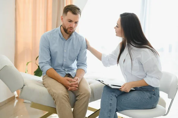 Hombre Deprimido Hablando Con Terapeuta Mientras Ella Está Tomando Notas — Foto de Stock