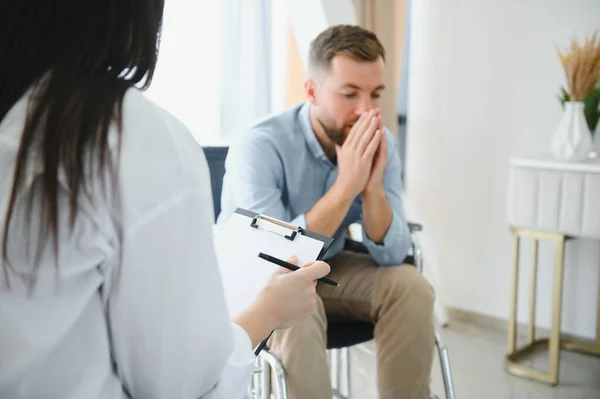 Pasien Mengunjungi Psikoterapis Untuk Menghadapi Konsekuensi — Stok Foto
