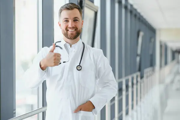 Porträtt Manlig Läkare Som Står Sjukhuskorridor — Stockfoto