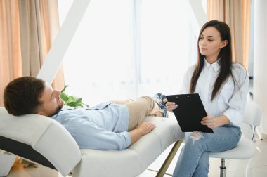 Depresif adam notlar alıyor iken bir terapiste konuşma.