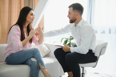 Genç bayan terapist danışmanı. Depresyonda, mutsuz ve umutsuz hisseden bir kızın yardıma ihtiyacı var. Ciddi hastalıklar, isteksiz hamilelik, sevdiğinin kürtaj ya da ölümü, uyuşturucu bağımlılığı.