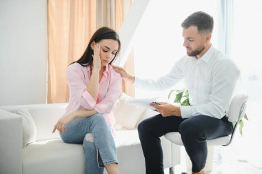 Genç bayan terapist danışmanı. Depresyonda, mutsuz ve umutsuz hisseden bir kızın yardıma ihtiyacı var. Ciddi hastalıklar, isteksiz hamilelik, sevdiğinin kürtaj ya da ölümü, uyuşturucu bağımlılığı.